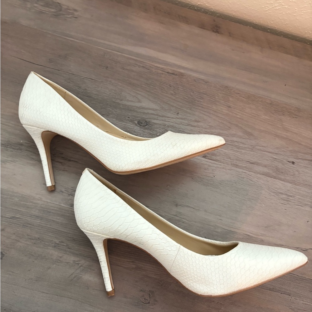Jessica Simpson Cream Textured Heels - Picture 3 of 4